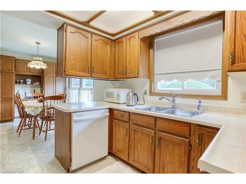 37 Cole Farm Boulevard, St. Catharines, ON - Indoor Photo Showing Kitchen With Double Sink
