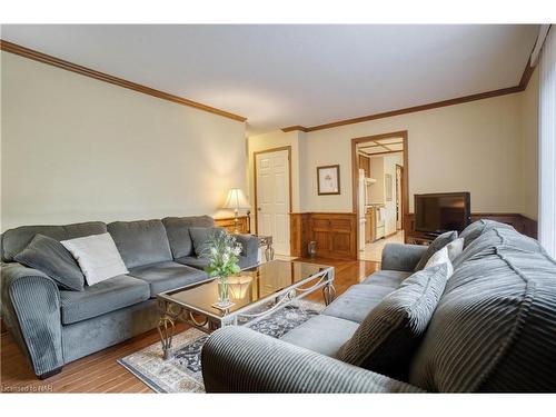 37 Cole Farm Boulevard, St. Catharines, ON - Indoor Photo Showing Living Room