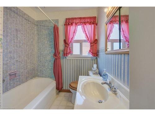 259 East 19Th Street, Hamilton, ON - Indoor Photo Showing Bathroom