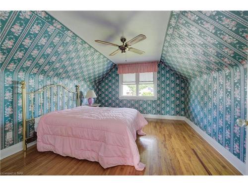 259 East 19Th Street, Hamilton, ON - Indoor Photo Showing Bedroom