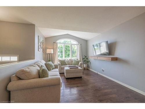 865 Concession Road, Fort Erie, ON - Indoor Photo Showing Living Room