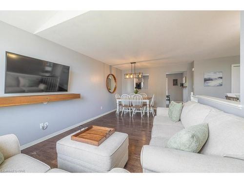 865 Concession Road, Fort Erie, ON - Indoor Photo Showing Living Room