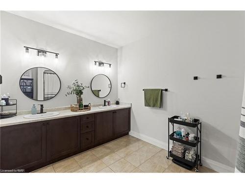 401-26 Wellington Street, St. Catharines, ON - Indoor Photo Showing Bathroom