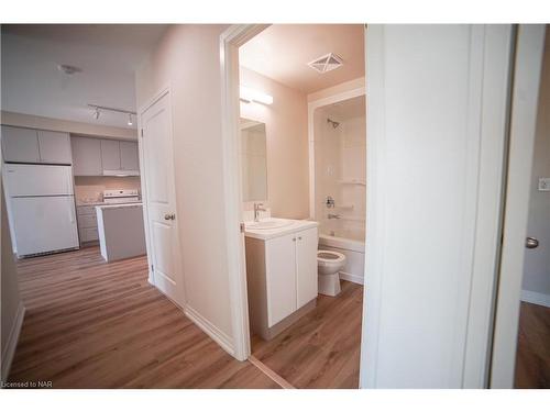 329-50 Herrick Avenue, St. Catharines, ON - Indoor Photo Showing Bathroom