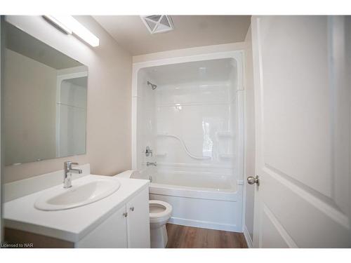 329-50 Herrick Avenue, St. Catharines, ON - Indoor Photo Showing Bathroom