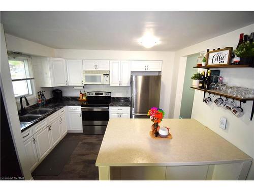 20-3322 Addison Avenue, Niagara Falls, ON - Indoor Photo Showing Kitchen With Double Sink