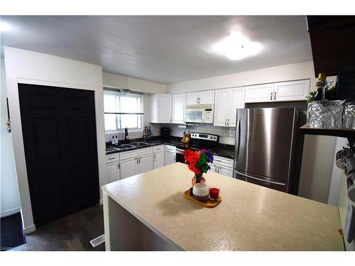 20-3322 Addison Avenue, Niagara Falls, ON - Indoor Photo Showing Kitchen With Double Sink
