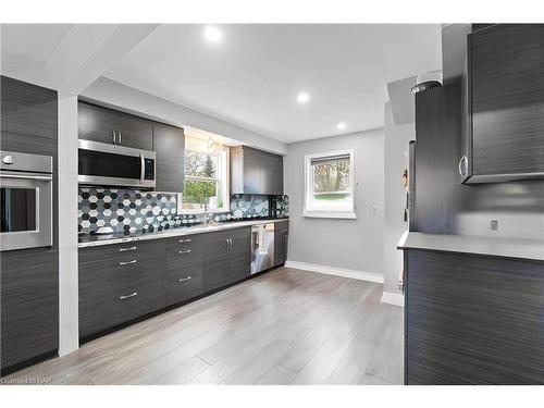 6056 Atlas Street, Niagara Falls, ON - Indoor Photo Showing Kitchen
