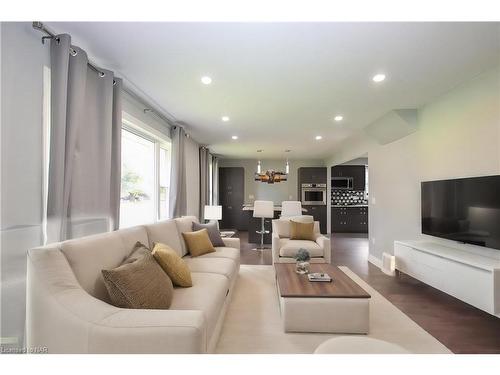 6056 Atlas Street, Niagara Falls, ON - Indoor Photo Showing Living Room