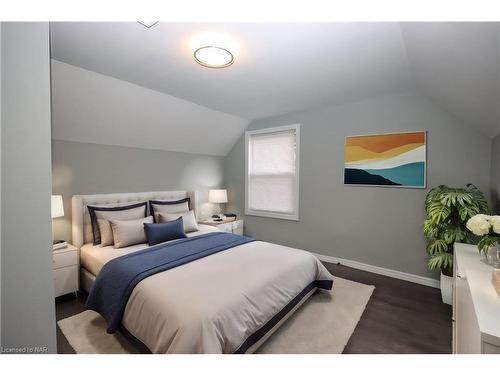 6056 Atlas Street, Niagara Falls, ON - Indoor Photo Showing Bedroom