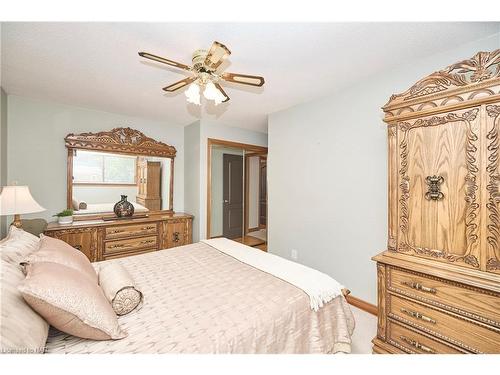 7151 Maywood Street, Niagara Falls, ON - Indoor Photo Showing Bedroom