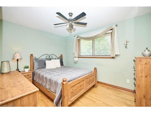 7151 Maywood Street, Niagara Falls, ON - Indoor Photo Showing Bedroom