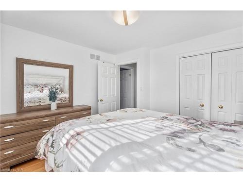 2 Huntington Lane, St. Catharines, ON - Indoor Photo Showing Bedroom