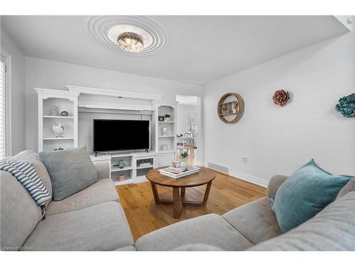 2 Huntington Lane, St. Catharines, ON - Indoor Photo Showing Living Room