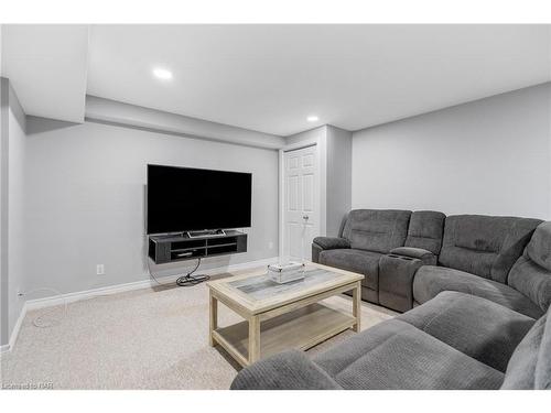 2 Huntington Lane, St. Catharines, ON - Indoor Photo Showing Living Room
