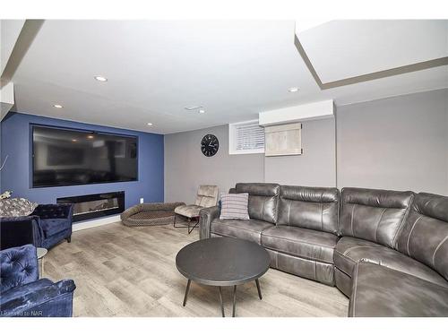 6132 Althea Street, Niagara Falls, ON - Indoor Photo Showing Living Room