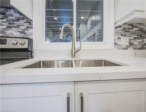 35-135 Chalmers Street, Cambridge, ON - Indoor Photo Showing Kitchen With Double Sink