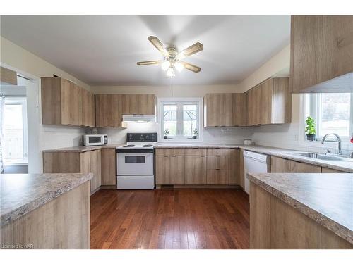 7697 Cortina Crescent, Niagara Falls, ON - Indoor Photo Showing Kitchen