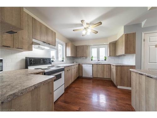 7697 Cortina Crescent, Niagara Falls, ON - Indoor Photo Showing Kitchen With Double Sink