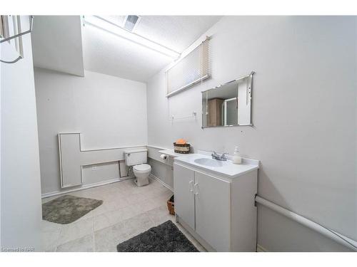 7697 Cortina Crescent, Niagara Falls, ON - Indoor Photo Showing Bathroom