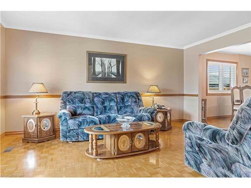 7737 Mount Carmel Boulevard, Niagara Falls, ON - Indoor Photo Showing Living Room