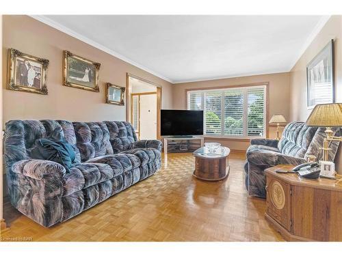 7737 Mount Carmel Boulevard, Niagara Falls, ON - Indoor Photo Showing Living Room