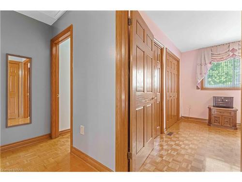 7737 Mount Carmel Boulevard, Niagara Falls, ON - Indoor Photo Showing Other Room