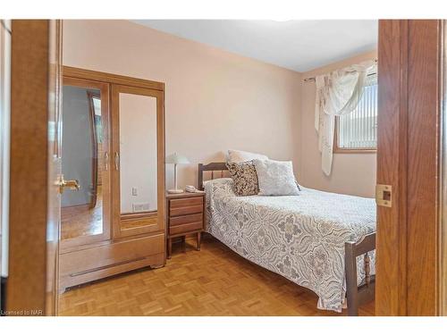 7737 Mount Carmel Boulevard, Niagara Falls, ON - Indoor Photo Showing Bedroom