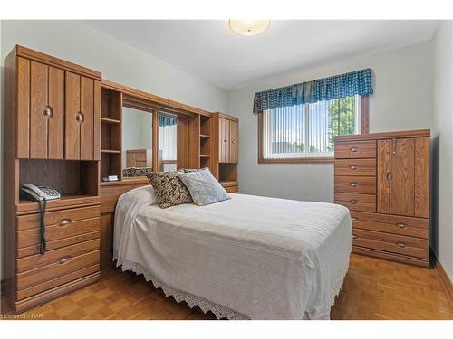 7737 Mount Carmel Boulevard, Niagara Falls, ON - Indoor Photo Showing Bedroom