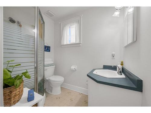 2 Hilda Street, Welland, ON - Indoor Photo Showing Bathroom