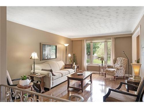 24 Jeanette Drive, St. Catharines, ON - Indoor Photo Showing Living Room