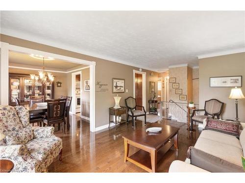 24 Jeanette Drive, St. Catharines, ON - Indoor Photo Showing Living Room