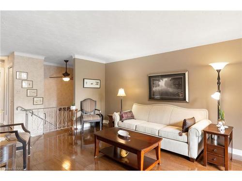 24 Jeanette Drive, St. Catharines, ON - Indoor Photo Showing Living Room