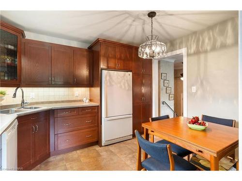 24 Jeanette Drive, St. Catharines, ON - Indoor Photo Showing Kitchen