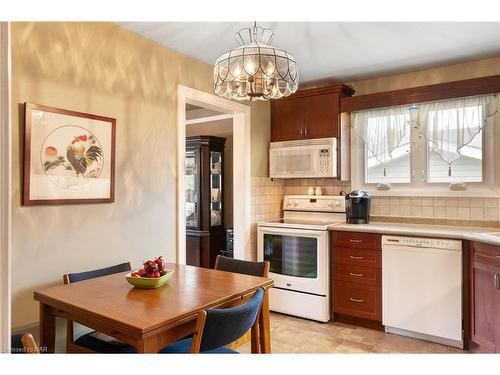 24 Jeanette Drive, St. Catharines, ON - Indoor Photo Showing Kitchen
