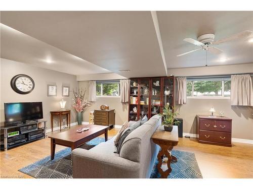 24 Jeanette Drive, St. Catharines, ON - Indoor Photo Showing Living Room