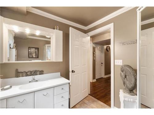 24 Jeanette Drive, St. Catharines, ON - Indoor Photo Showing Bathroom