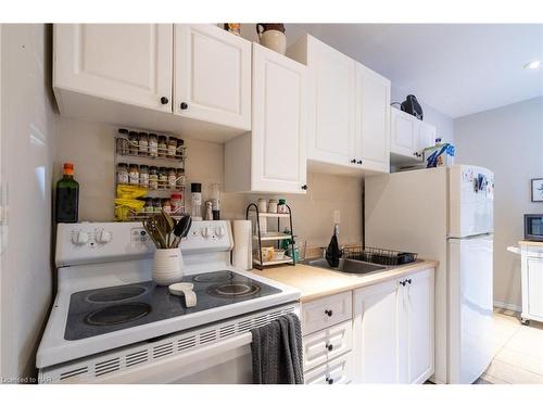 13 Woodland Avenue, St. Catharines, ON - Indoor Photo Showing Kitchen