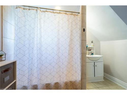 13 Woodland Avenue, St. Catharines, ON - Indoor Photo Showing Bathroom