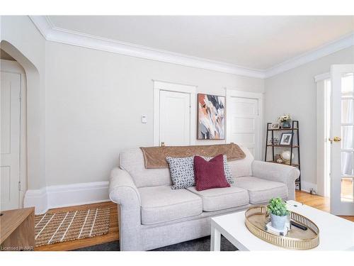 13 Woodland Avenue, St. Catharines, ON - Indoor Photo Showing Living Room