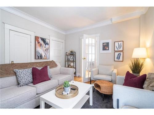 13 Woodland Avenue, St. Catharines, ON - Indoor Photo Showing Living Room