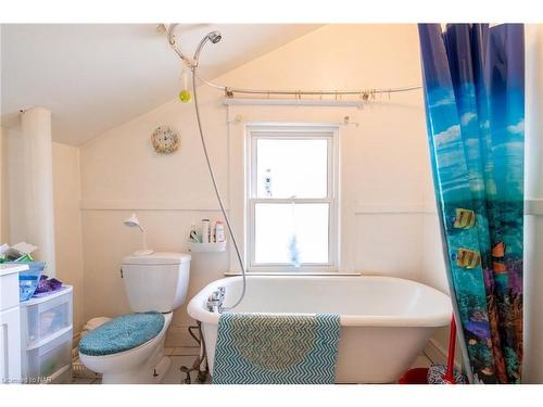 13 Woodland Avenue, St. Catharines, ON - Indoor Photo Showing Bathroom