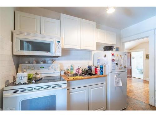 13 Woodland Avenue, St. Catharines, ON - Indoor Photo Showing Kitchen