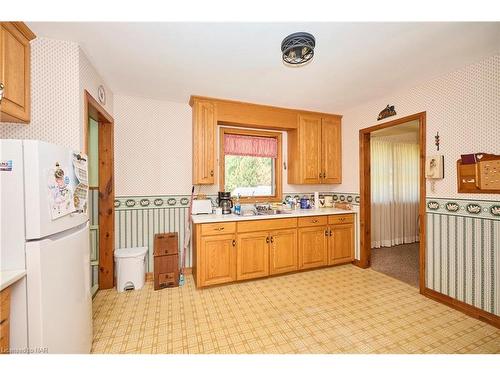 6357 Dorchester Road, Niagara Falls, ON - Indoor Photo Showing Kitchen With Double Sink
