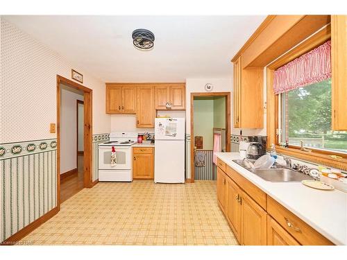 6357 Dorchester Road, Niagara Falls, ON - Indoor Photo Showing Kitchen