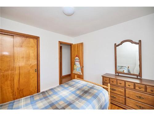 6357 Dorchester Road, Niagara Falls, ON - Indoor Photo Showing Bedroom
