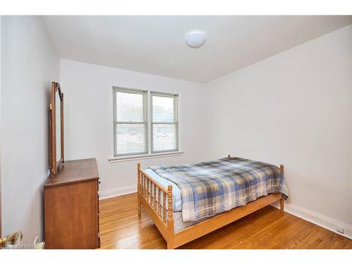 6357 Dorchester Road, Niagara Falls, ON - Indoor Photo Showing Bedroom