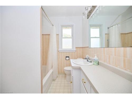 6357 Dorchester Road, Niagara Falls, ON - Indoor Photo Showing Bathroom