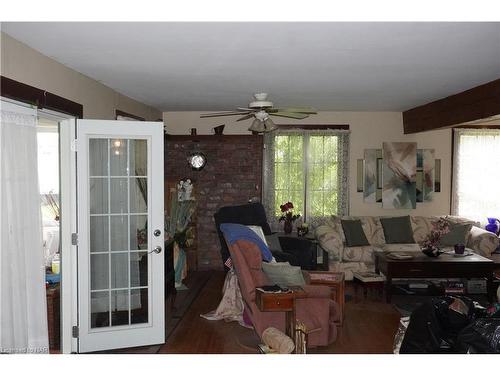 355 Lakeview Road, Fort Erie, ON - Indoor Photo Showing Living Room