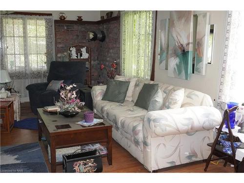 355 Lakeview Road, Fort Erie, ON - Indoor Photo Showing Living Room